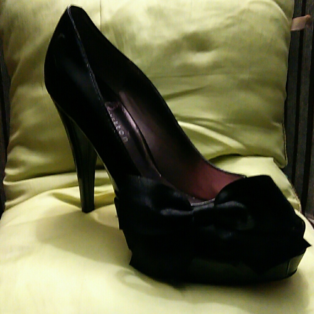 Paris Hilton black bow stiletto pumps 9M Pink btm